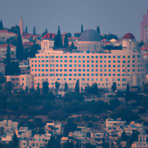 נוף פנורמי של מלון המלך דוד היוקרתי על רקע הנוף העירוני של ירושלים